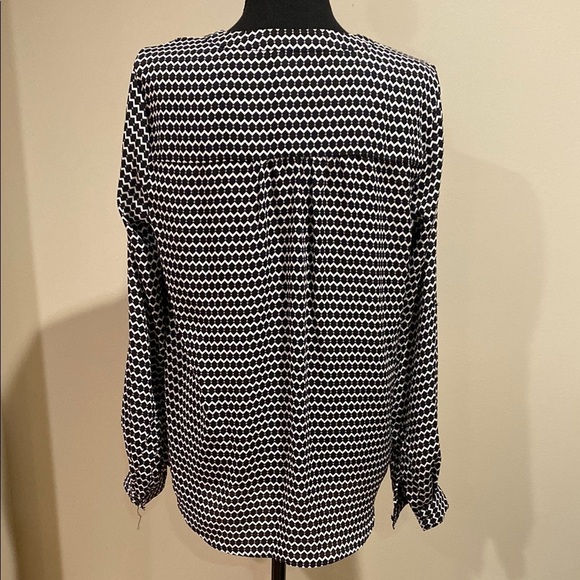 Black and White Notched Collar Blouse with Cuffed Sleeves - Picture 6 of 8